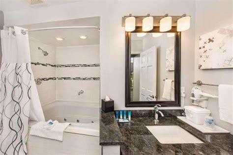 15 Hotels with Hot Tub In Room in Milwaukee, WI.